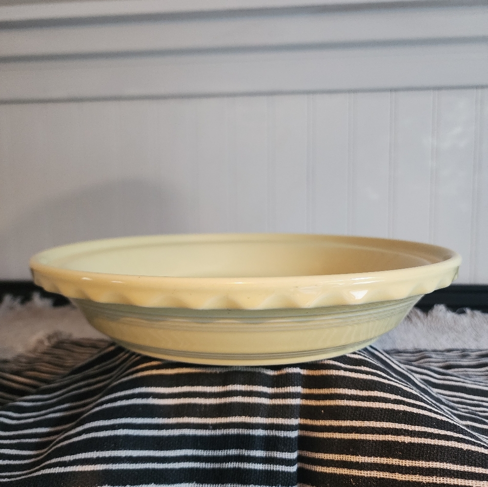 Homer Laughlin vintage Pie dish. Canary Yellow.  FIESTA
